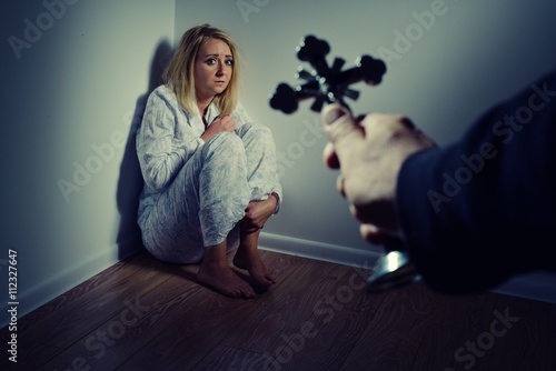 Fotomural Echando fuera un demonio de una mujer a través de la oración.