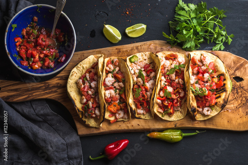 Fotografía Tacos de camarón con salsa casera, limas y perejil