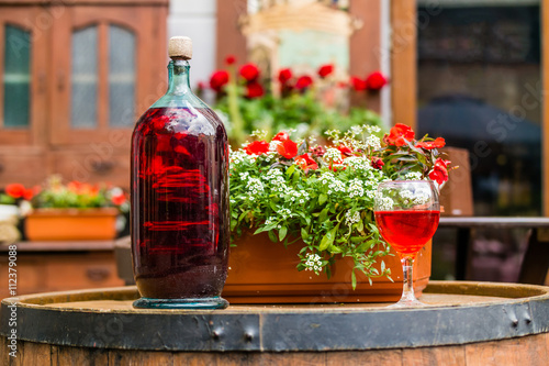 wino-w-starej-butelce-na-beczce-w-srodku-miasta