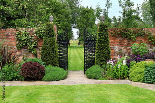 Fotografía Gates through a walled English Landscaped Garden