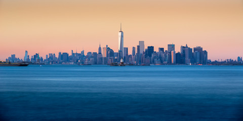 Wall Mural - Panoramic Sunset of Lower Manhattan and New York City Harbor with Financial District skyscraper