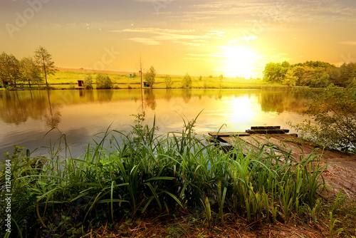 Fototeppich - Yellow sunset on pond (von Givaga)