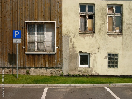 Behindertenparkplatz Vor Einem Verfallenen Haus In Lage Bei