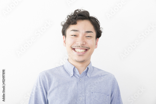 Fotografía 男性 ポートレート 笑う 白い歯 室内 髭 パーマ オフィスカジュアル アップ カメラ目線