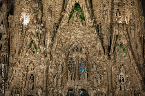 Платно Barcelona, Spain - September 22, 2015: Close view to Nativity facade at basilica of La Sagrada Familia at night