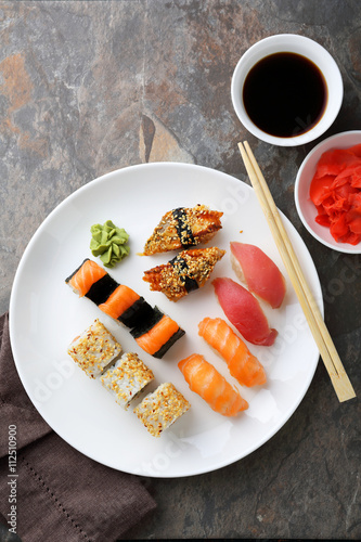 Naklejka samoprzylepna Świeże sushi na duży talerz widok z góry