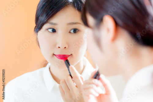 口紅を塗る女性 鏡 Stock Photo Adobe Stock