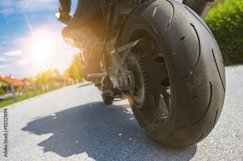 Obraz Dibond Na motocyklu szosowym i motocyklu jadącym w wieczornym słońcu
