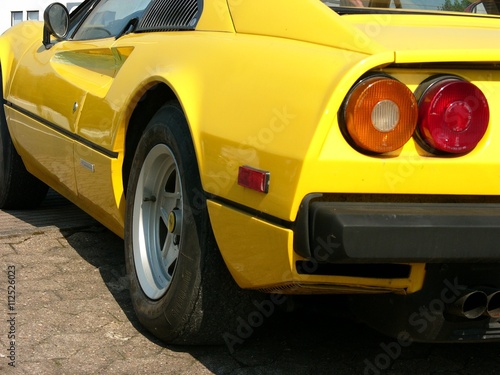 Runde Rückleuchten eines knallgelben italienischen Sportwagens der Siebzigerjahr Fototapete