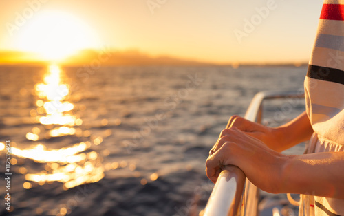 Fotografía Sailing away into the sunset.