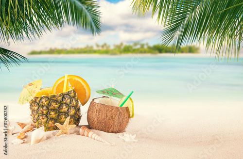 Fotografía Playa tropical de arena con bebidas de verano