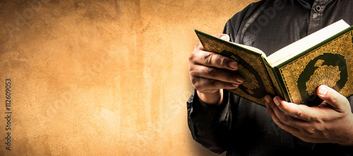 Fotografía Koran in hand - holy book of Muslims ( public item of all muslims )
