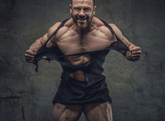 huge bodybuilder rend his garments.