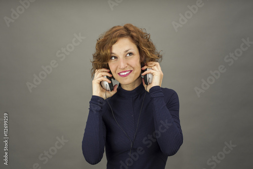 Fotografía Medium shot portrait of curly hair young woman with headphones
