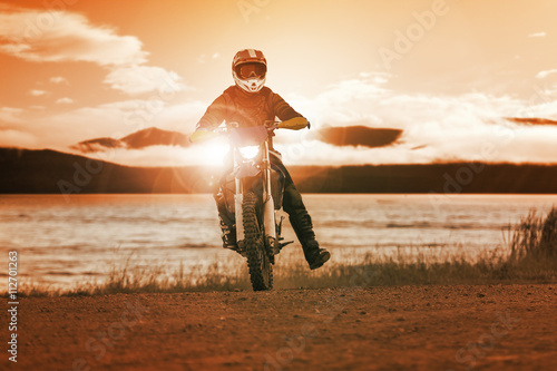 Dekoracja na wymiar  czlowiek-jezdzacy-motocyklem-enduro-w-motocyklu-cross-track-dla-ludzi