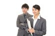 © Liza5450 - 笑顔のビジネスマンとOL