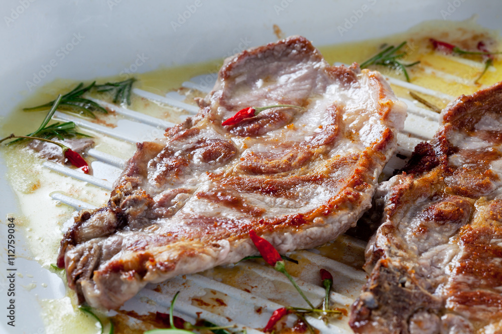 Stock-Foto „Zwei Schweine Nackenkotelett, gebraten, Fleisch ...