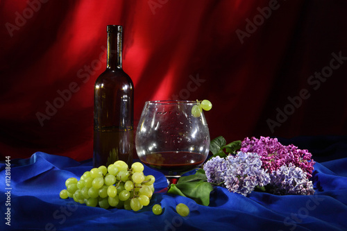 kwiaty-bzu-i-kiscie-winogron-w-towarzystwie-wytrawnego-wina