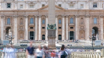 Wall Mural - St.Peter's Square full of tourists with St.Peter's Basilica and the Egyptian obelisk within the Vatican City timelapse