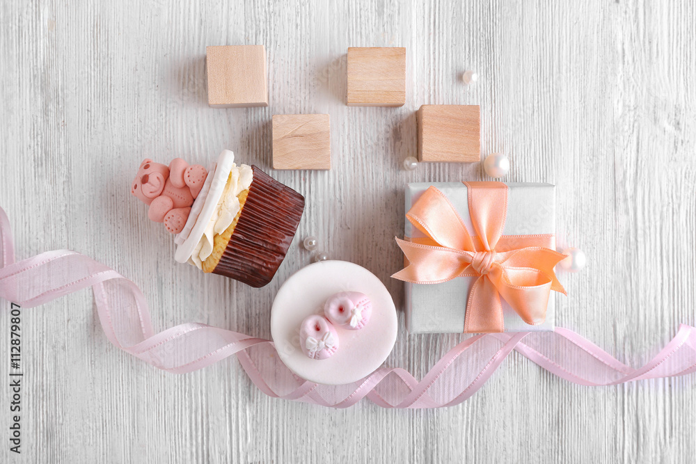 Delicious cupcakes with wooden cubes