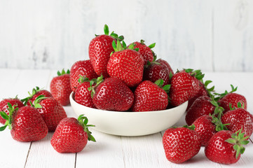 Wall Mural - Strawberries in white bowl