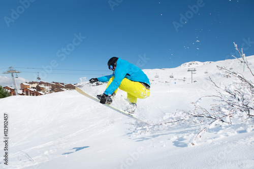 Cuadros en Lienzo Hombre joven que salta con el snowboard