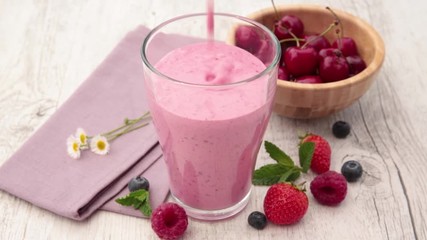 Wall Mural - berry smoothie pour in glass