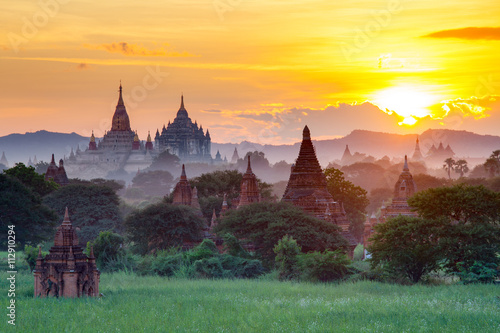 Cuadros en Lienzo Beautiful sunset scene of Ancient Pagoda in Bagan, Myanmar