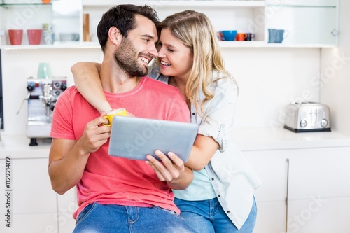 Cuadros en Lienzo Young couple holding digital tablet