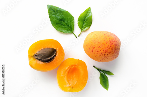 Fotografía Fresh whole and sliced apricot with leaves