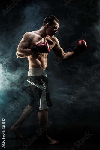 Dekoracja na wymiar  muskularny-kickbox-lub-zawodnik-muay-thai-uderzajacy-w-dym