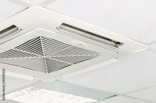 Fotografía Air conditioning system installed on the ceiling