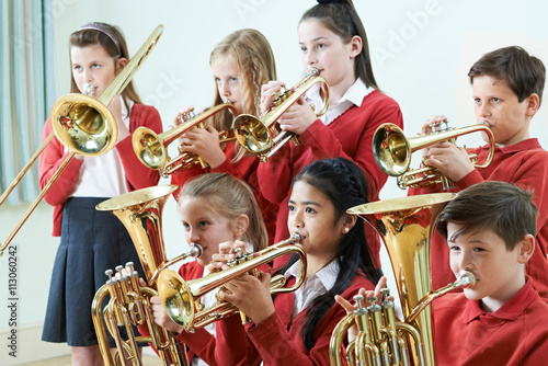 Zdjęcie XXL Grupa studentów gra w szkolnej orkiestrze razem