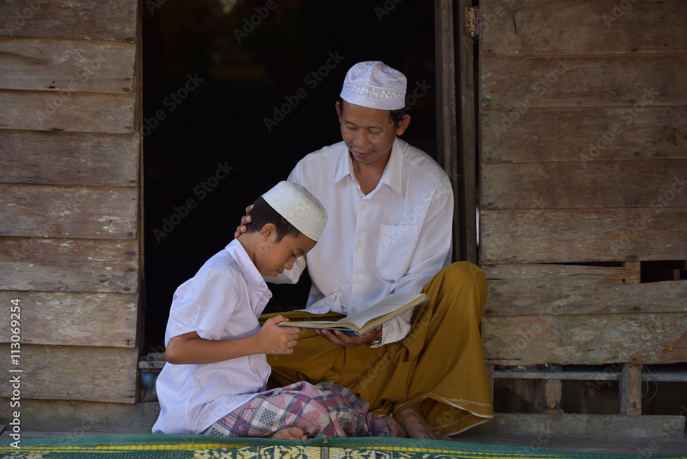 NAKHON SI THAMMARAT, THAILAND - APRIL 30, 2016: Watch and study the life of Paul Wagner and teaching conducted by the teacher's desk. Whose religious knowledge, Nakhon Si Thammarat, Thailand. - obrazy, fototapety, plakaty 