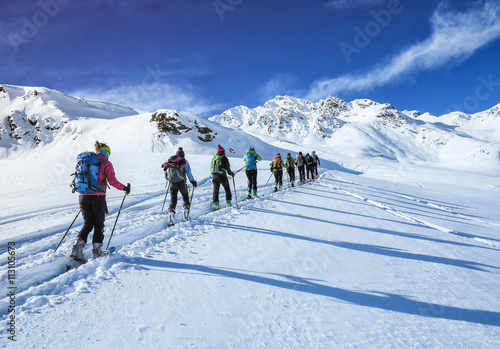 Cuadros en Lienzo Reaching the top of the mountain togher