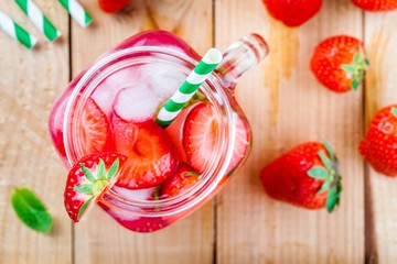 Wall Mural - Strawberry lemonade with ice in mason jar