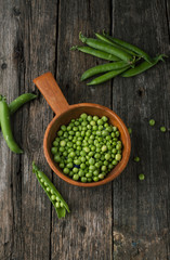 Canvas Print - Ripe green peas and pods