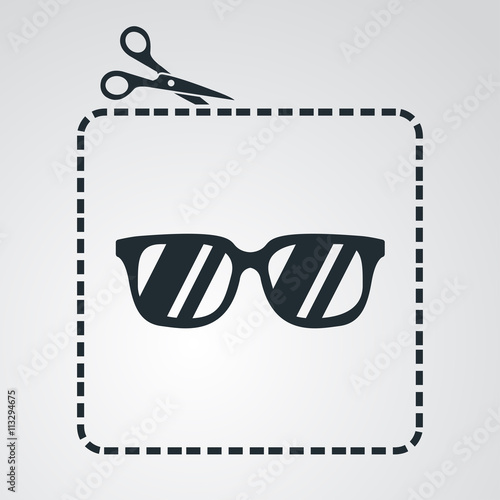 Fotografía Icono plano tijeras cortando cupón con gafas de sol en fondo degradado
