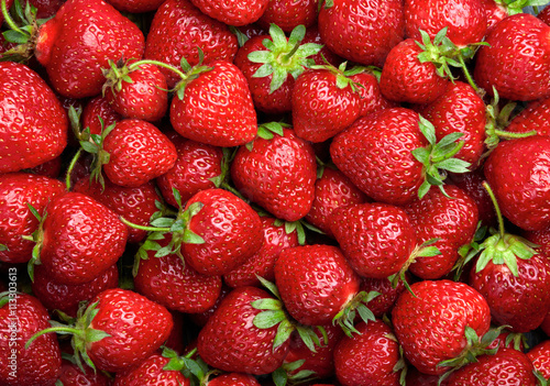 Nowoczesny obraz na płótnie Strawberry background. Red ripe organic strawberries on market