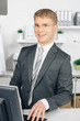 © very_ulissa - attraktiv business man in office
