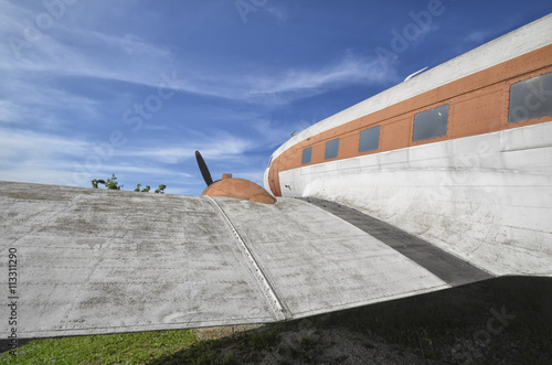 Fotografía DC-3 in a aircraft boneyard