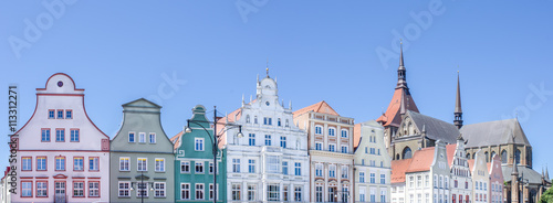 Cuadros en Lienzo historische häuserzeile am neuen markt in rostock