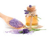 Lavendel-Badesalz und ätherisches Öl freigestellt