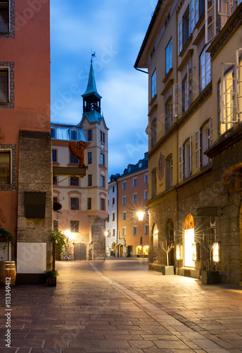 Fotomural Casco antiguo de Innsbruck am Abend