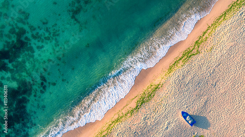 Naklejka samoprzylepna Widok z lotu ptaka fal oceanu i piasku na plaży