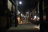 Fototapeta Uliczki - Gion street walk in Kyoto Japan at night