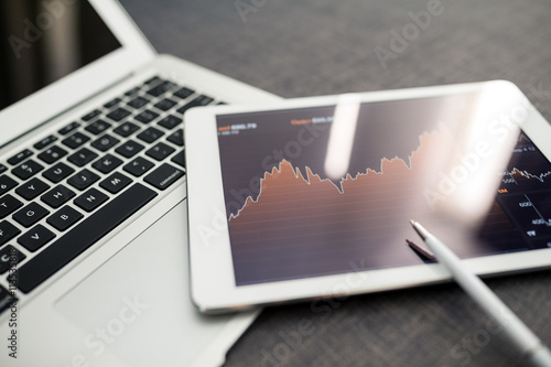 Fotografía Stock market trading and research software on tablet PC