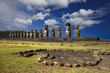Die größte Zeremonialplattform der Osterinsel der Ahu Tongariki mit fünfzehn Moai Statuen an der Südküste.