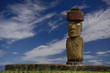 Der einzige Moai mit Augen und Hut auf dem Ahu Ko Te Riku nahe Hanga Roa auf der Osterinsel.