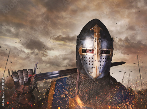 Zdjęcie XXL Portret rycerza z mieczem na batllefield.